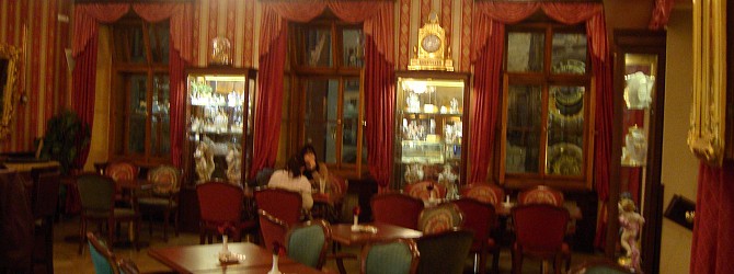 Kavárna u orloje s nadýchanou dekorací