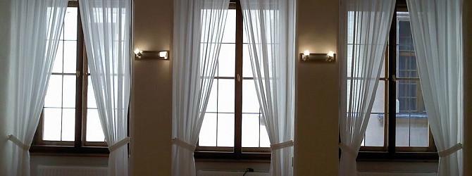 Vysoká a štíhlá okna v paláci