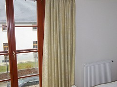 Pokoj pro hosty - záclonové tyče, závěsy, přehoz
