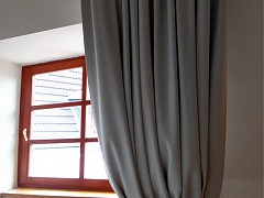 Záclonové tyče, závěsy a dekorace v hotelovém pokoji