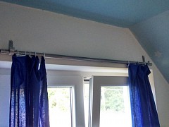 Originální záclonová tyč pro zastínění nezastínění okna