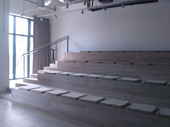 Firemní prostor potřetí - závěsy a sedáky pro přednáškový sál