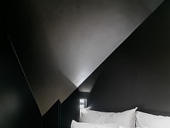 Krystalická struktura designového hotelového pokoje Polygone