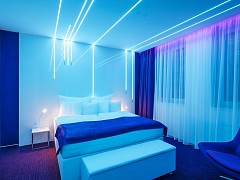 Hra barev v designovém hotelovém pokoji Linie světla