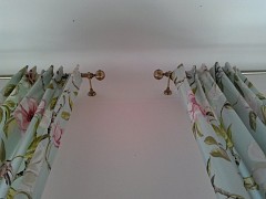 Nestárnoucí klasika - mosazné záclonové tyče a závěsy s květinovým designem
