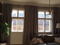 Výrazné záclonové tyče sluší i obývacímu pokoji