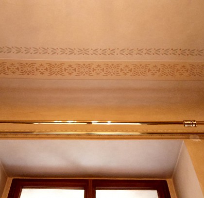 Klasické mosazné záclonové tyče mají ve stylových  interierech své místo