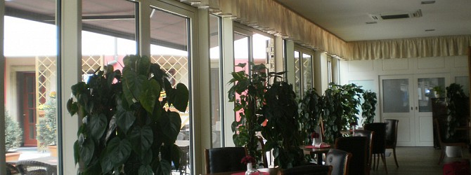 Decentní dekorace s ornamenty pro hotelovou zimní zahradu