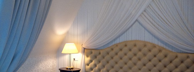 Elegantně romantické řešení závěsů a dekorací v hotelových pokojích