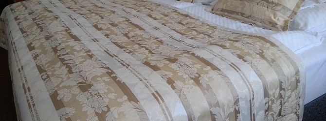 Hotelová klasika ve znamení přehozu a dekorativních polštářů Versailles