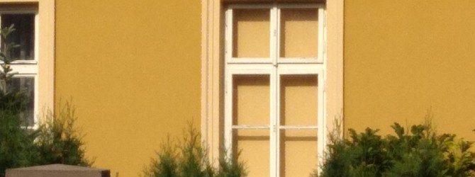 Harmonický soulad navíjecích rolet s odstínem šambrán oken